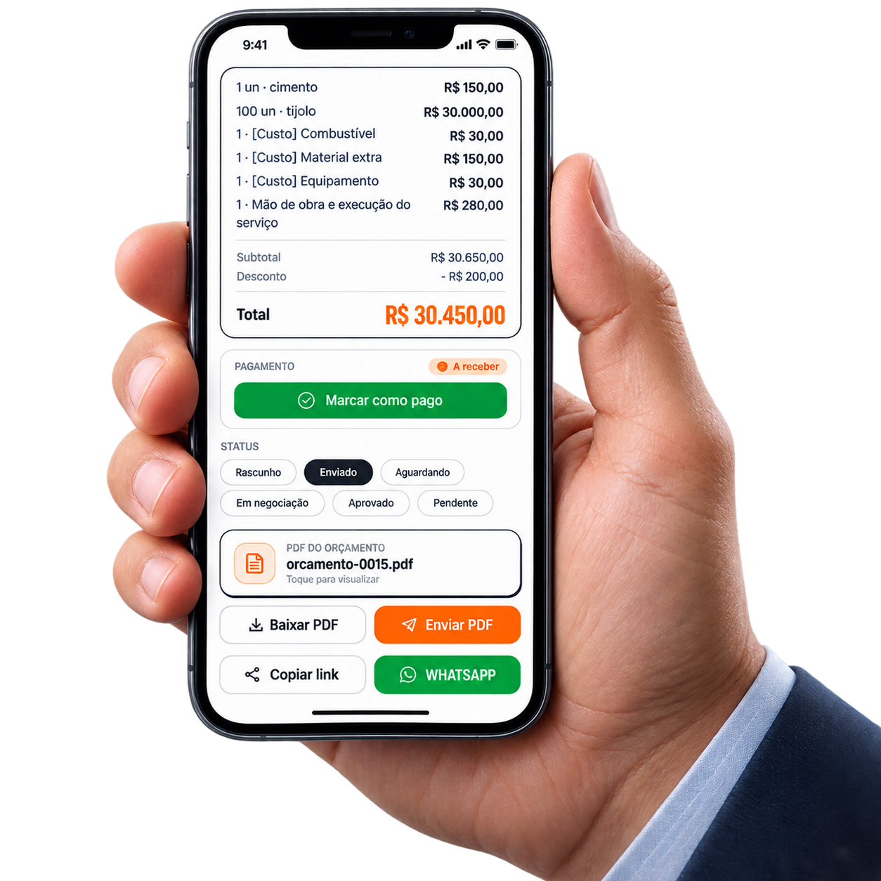 Celular na mão mostrando um orçamento real do Rápido Orçamento: itens, total, botão de marcar como pago, PDF e envio pelo WhatsApp